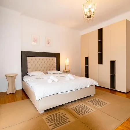 Ardor - Bright And Secluded In The Heart Of Old Town Daire